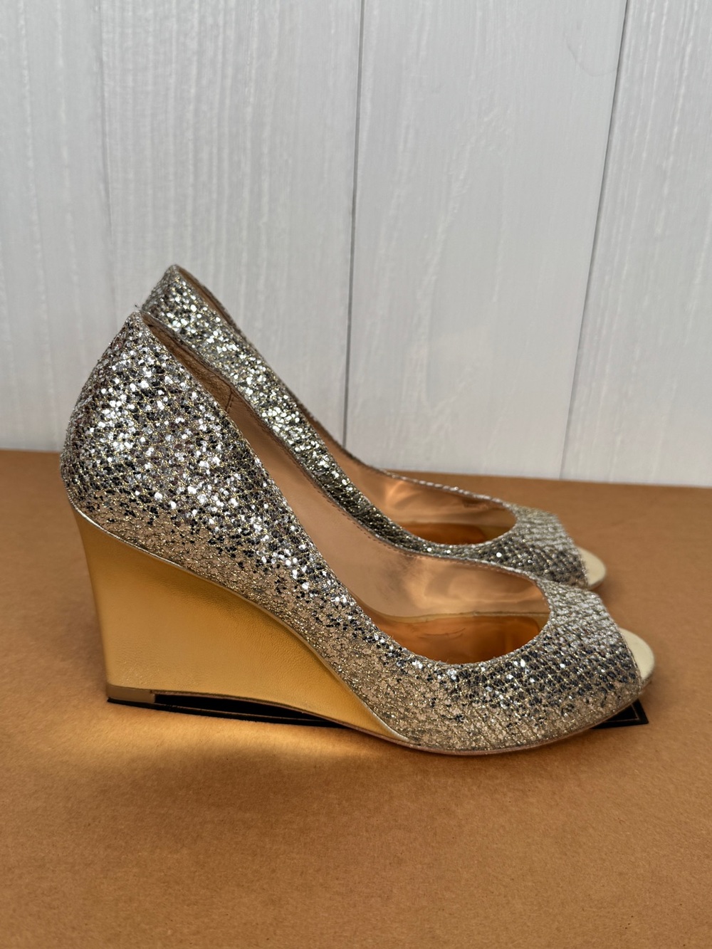 Badgley Mischka Awake Gold Platino Glitter Peep Toe Wedge Pumps Heels Size 6.5